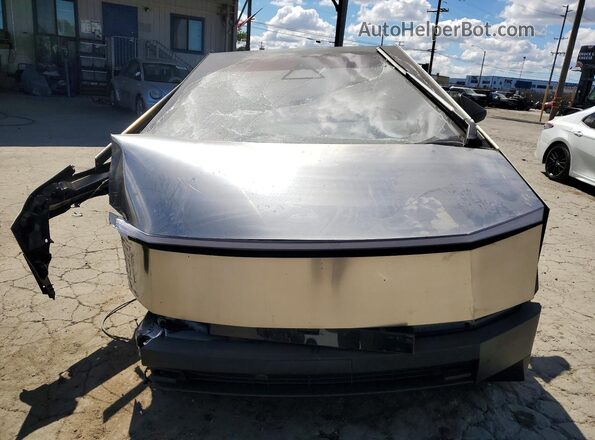 7G2CEHED4TA087278 2026 TESLA CYBERTRUCK Silver Widok z przodu