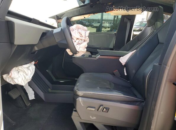 7G2CEHED4TA087278 2026 TESLA CYBERTRUCK Silver Widok wnętrza z przodu