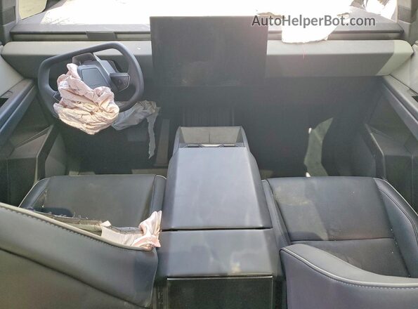 7G2CEHED4TA087278 2026 TESLA CYBERTRUCK Silver Widok deski rozdzielczej