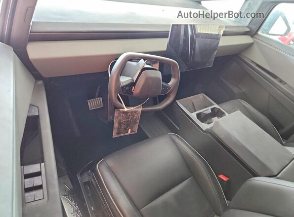 7G2CEHED7SA068125 2025 TESLA CYBERTRUCK Серебряный Вид панели приборов