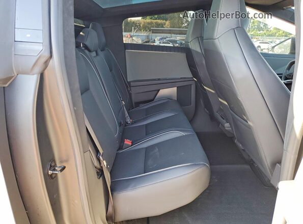 7G2CEHED8RA040263 2024 TESLA CYBERTRUCK Black Vista de los asientos traseros