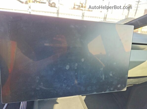 7G2CEHED8SA073141 2025 TESLA CYBERTRUCK Silver ხელსაწყოთა პანელის ხედი
