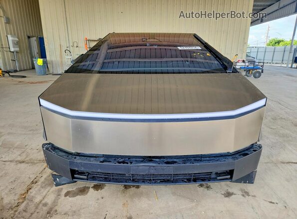 7G2CEHED8TA090782 2026 TESLA CYBERTRUCK Silver Widok z przodu