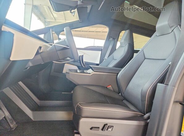 7G2CEHED8TA090782 2026 TESLA CYBERTRUCK Silver Widok wnętrza z przodu
