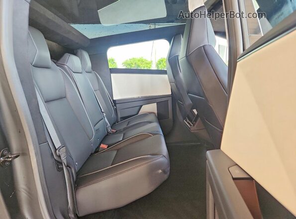 7G2CEHED8TA090782 2026 TESLA CYBERTRUCK Silver Widok tylnych siedzeń