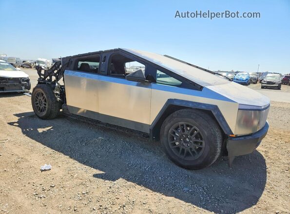 7G2CEHED9RA050977 2024 TESLA CYBERTRUCK Серебряный Передняя правая четверть