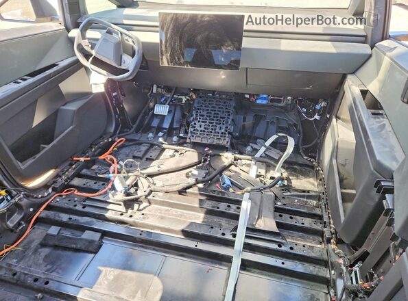 7G2CEHED9RA050977 2024 TESLA CYBERTRUCK Серебряный Вид панели приборов