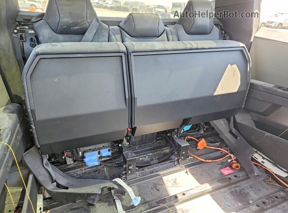 7G2CEHED9RA050977 2024 TESLA CYBERTRUCK Серебряный Вид задних сидений