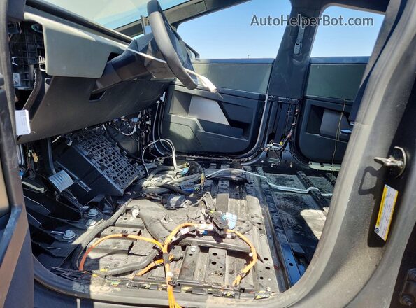 7G2CEHED9RA050977 2024 TESLA CYBERTRUCK Серебряный Вид салона спереди