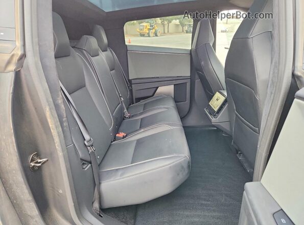 7G2CEHEE2RA037271 2024 TESLA CYBERTRUCK Black Հետևի նստատեղերի տեսք