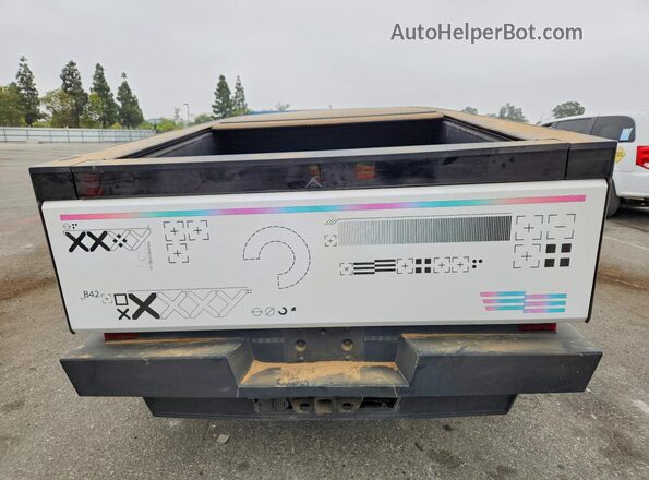 7G2CEHEE2RA037271 2024 TESLA CYBERTRUCK Black Հետևի տեսք