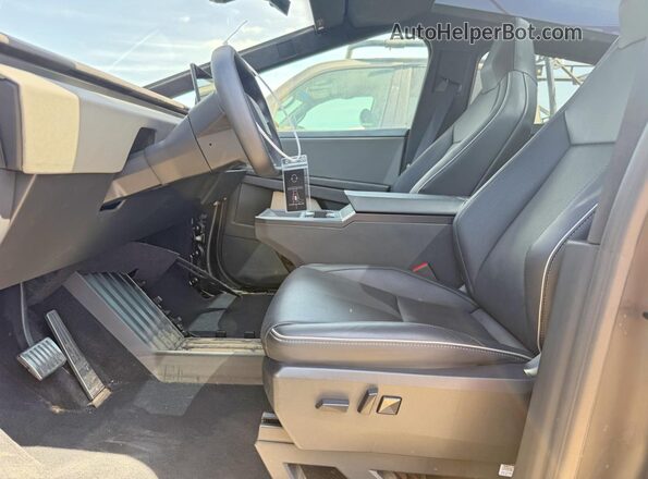 7G2CEHEE2SA061608 2025 TESLA CYBERTRUCK Silver Front interior view
