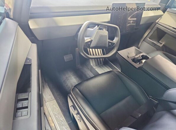 7G2CEHEE7SA062365 2025 TESLA CYBERTRUCK Green Առջևի վահանակի տեսք