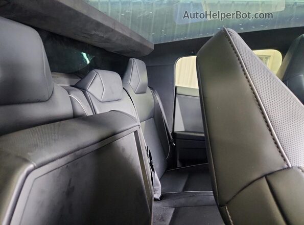 7G2CEHEE7SA062365 2025 TESLA CYBERTRUCK Green Հետևի նստատեղերի տեսք