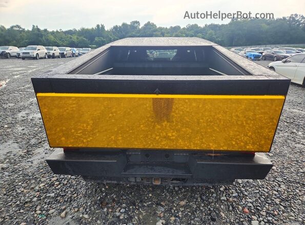 7G2CEHEE9SA075778 2025 TESLA CYBERTRUCK Gold Հետևի տեսք