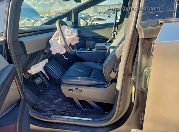 7G2CEHEEXRA037888 2024 TESLA CYBERTRUCK Угольный Вид салона спереди