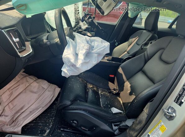7JR102FL2KG016861 2019 VOLVO S60 Белый Вид салона спереди
