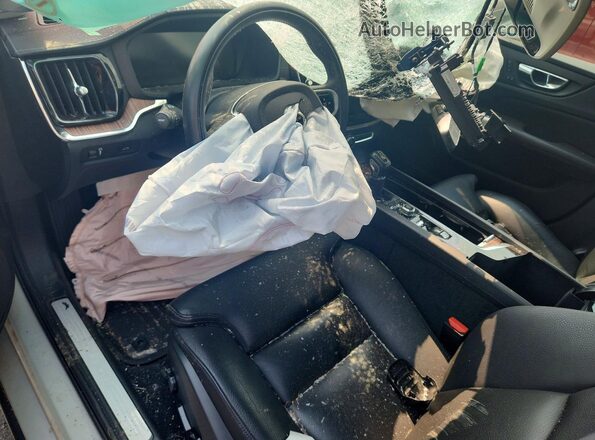 7JR102FL2KG016861 2019 VOLVO S60 Белый Вид панели приборов