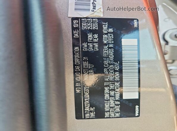 7JRA22TK1LG045372 2020 VOLVO S60 Tan VIN կոդի պիտակի տեսք