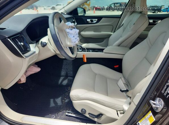 7JRL12FL4RG308351 2024 VOLVO S60 Black Widok wnętrza z przodu