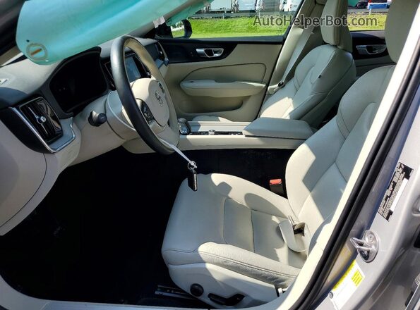 7JRL12GC4SG367212 2025 VOLVO S60 Silver Vista interior delantera
