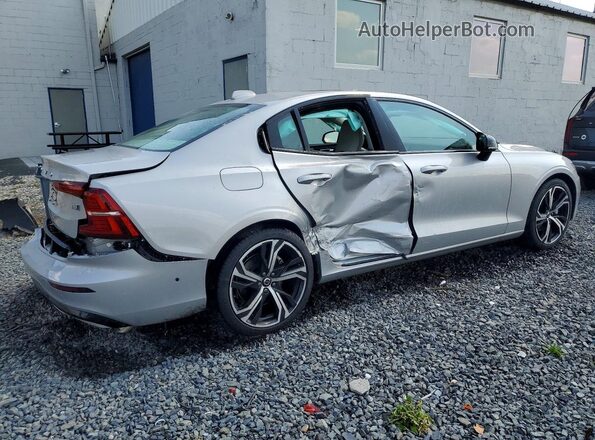 7JRL12GC4SG367212 2025 VOLVO S60 Silver Trasero derecho