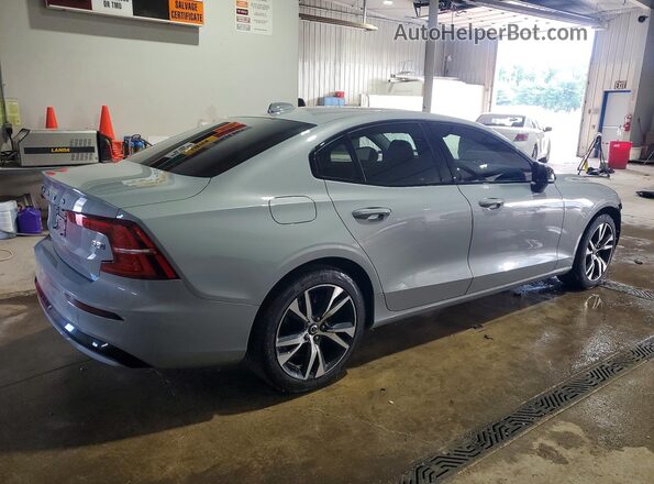 7JRL12GJ2SG362573 2025 VOLVO S60 Silver Հետևի աջ