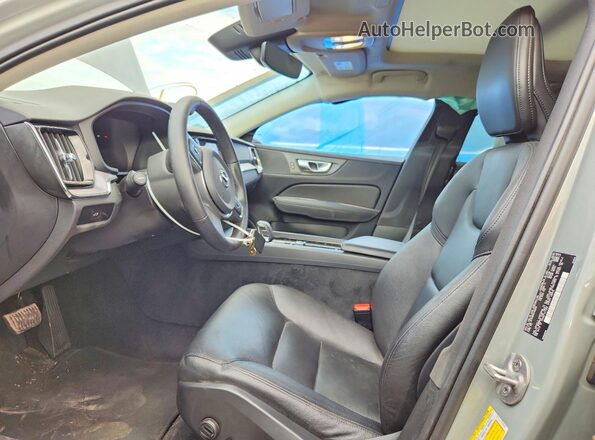 7JRL12TK6RG316298 2024 VOLVO S60 Gray წინა სალონის ხედი