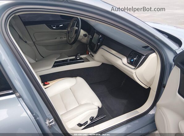 7JRL12TM6RG323317 2024 VOLVO S60 Blue Widok wnętrza z przodu