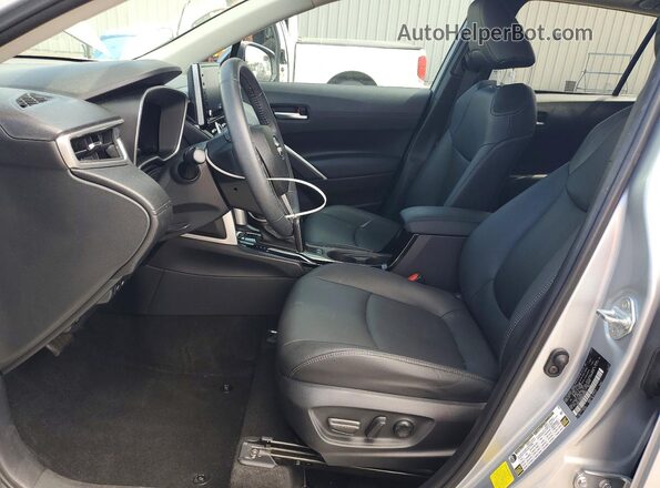 7MUDAAAG8NV006302 2022 TOYOTA COROLLA Silver Front interior view