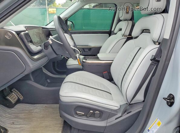 7PDSGABA0PN024532 2023 RIVIAN R1S Gray Widok wnętrza z przodu