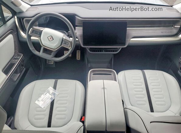 7PDSGABA2PN006517 2023 RIVIAN R1S Серебряный Вид панели приборов