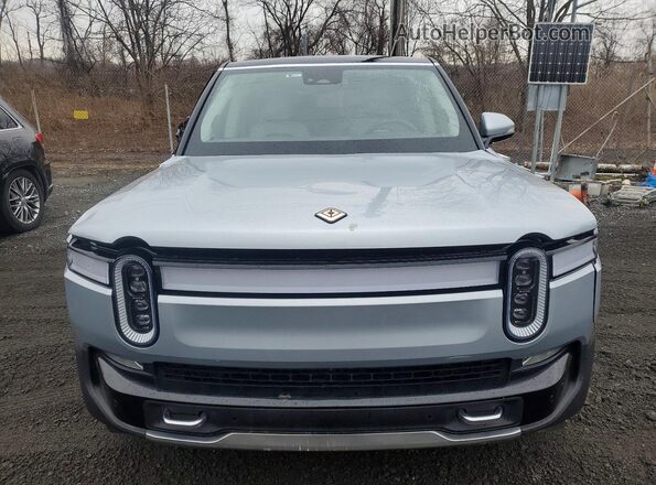 7PDSGABA2PN006517 2023 RIVIAN R1S Серебряный Вид спереди