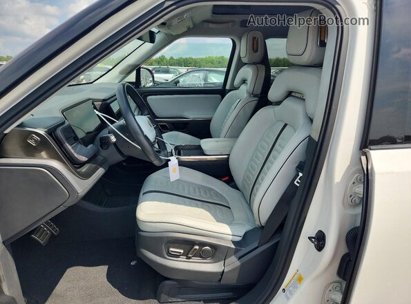 7PDSGABA2PN014357 2023 RIVIAN R1S White წინა სალონის ხედი