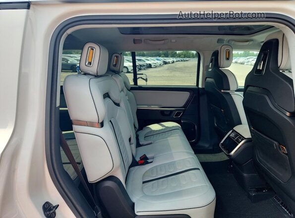 7PDSGABA2PN014357 2023 RIVIAN R1S White უკანა სალონის ხედი