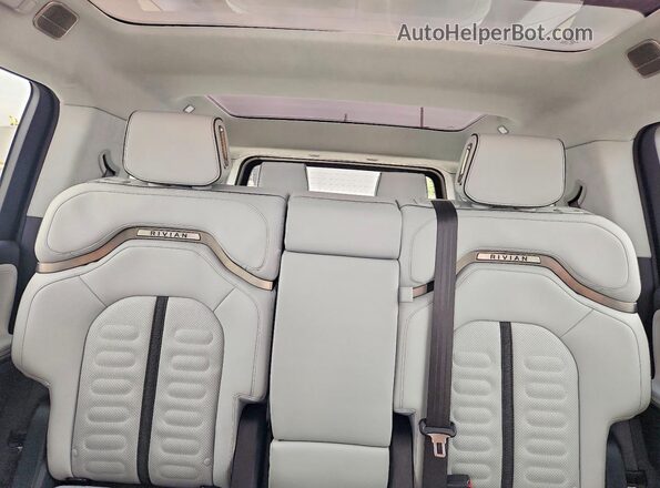 7PDSGABA2PN014357 2023 RIVIAN R1S White უკანა სავარძლების ხედი