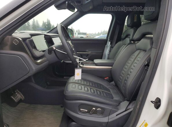 7PDSGABA4PN014196 2023 RIVIAN R1S White Front interior view