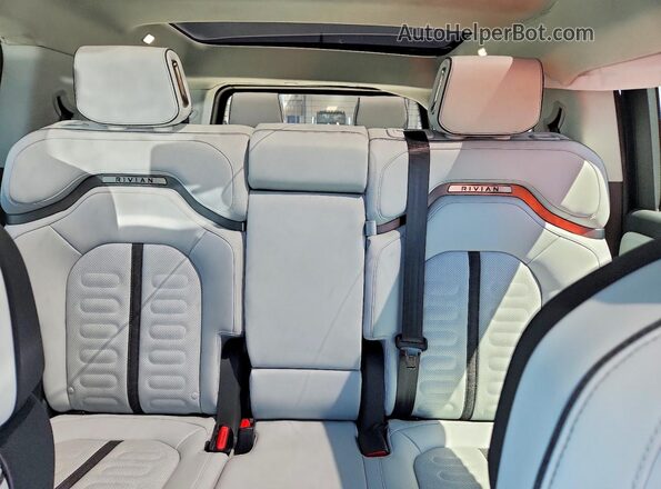 7PDSGABA8PN010149 2023 RIVIAN R1S Gray Вид задніх сидінь