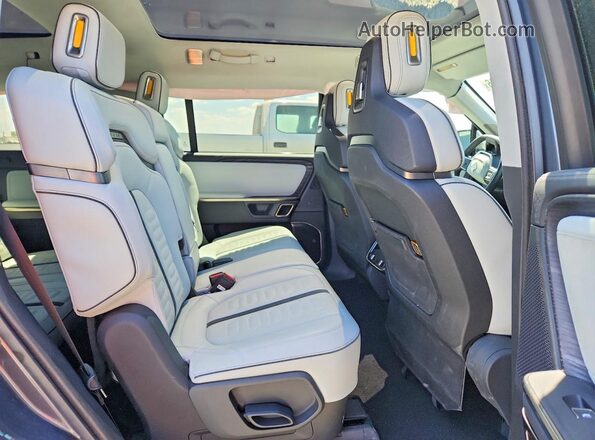 7PDSGABA8PN010149 2023 RIVIAN R1S Gray Вид задньої частини салону