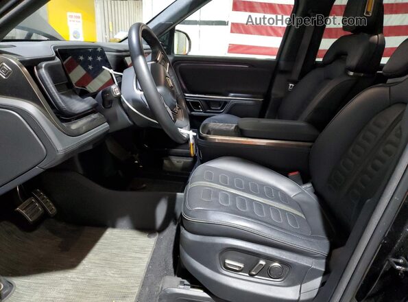 7PDSGABAXPN021332 2023 RIVIAN R1S Black Front interior view