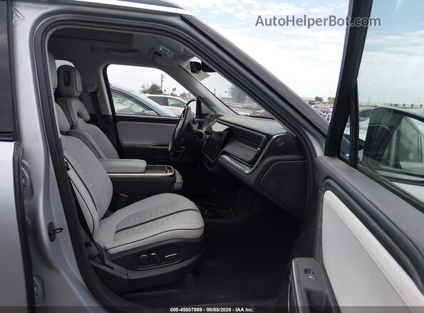 7PDSGABAXPN026014 2023 RIVIAN R1S Silver Front interior view