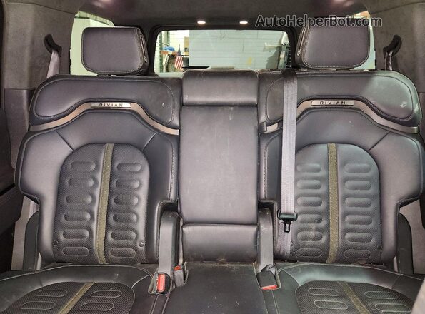 7PDSGABL9NN002253 2022 RIVIAN R1S Зеленый Вид задних сидений