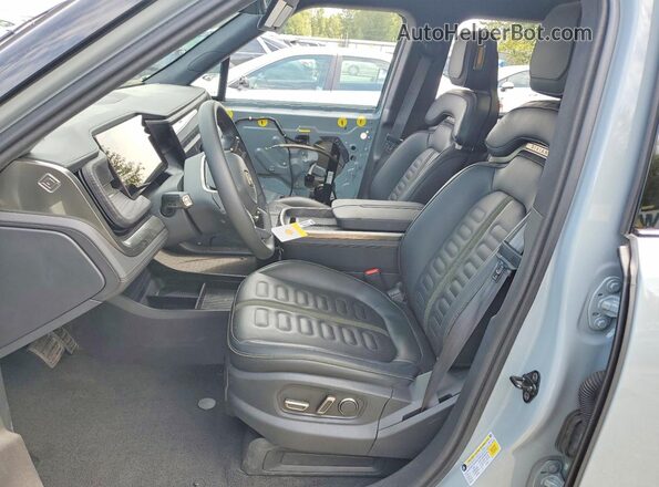7PDSGBBA1SN047509 2025 RIVIAN R1S Gray Front interior view