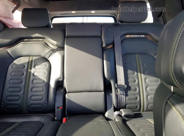 7PDSGBBA2RN037260 2024 RIVIAN R1S Gray Вид задніх сидінь