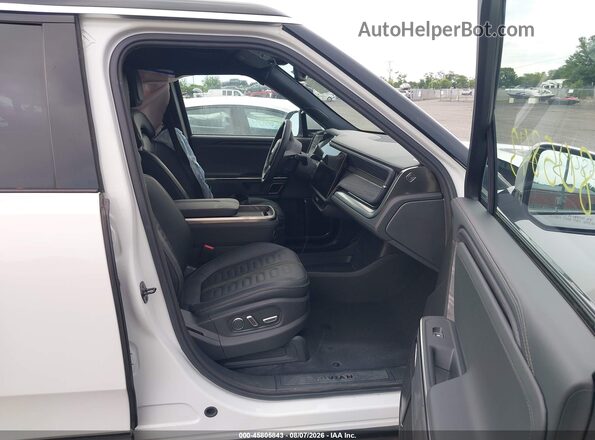 7PDSGBBA9RN037210 2024 RIVIAN R1S White Front interior view