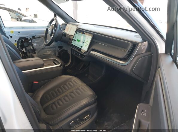 7PDSGBBAXSN047220 2025 RIVIAN R1S White Front interior view