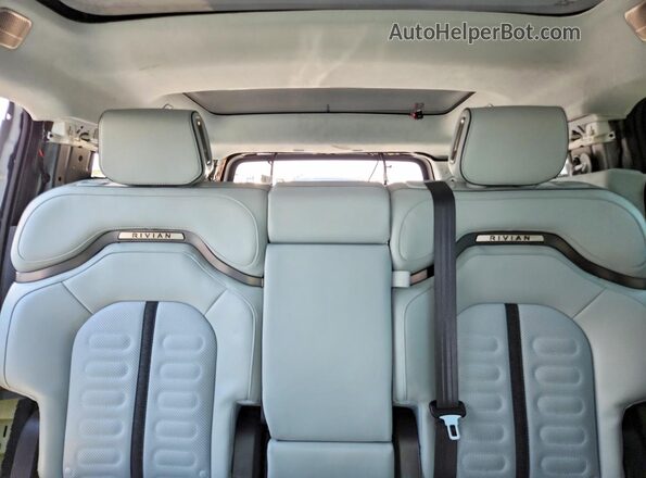 7PDSGCBA9RN041425 2024 RIVIAN R1S Silver Հետևի նստատեղերի տեսք