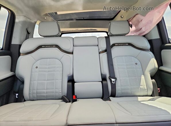 7PDSGCBP3SN071594 2025 RIVIAN R1S Gray Rear seats view