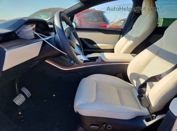 7SAXCAE5XRF459179 2024 TESLA MODEL Green Front interior view