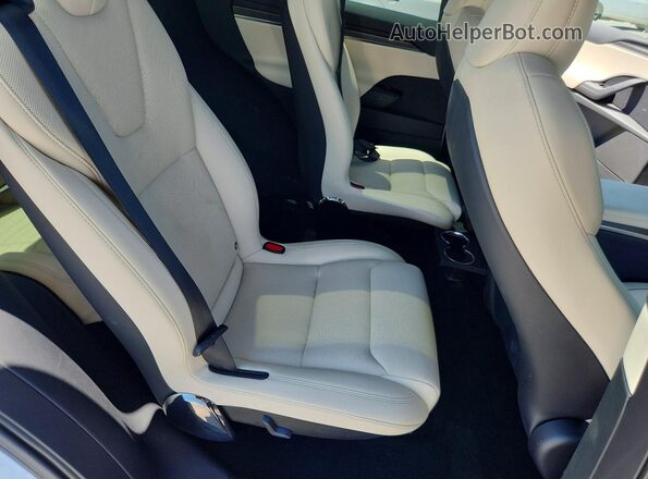 7SAXCBE68TF486676 2026 TESLA MODEL White Vista de los asientos traseros